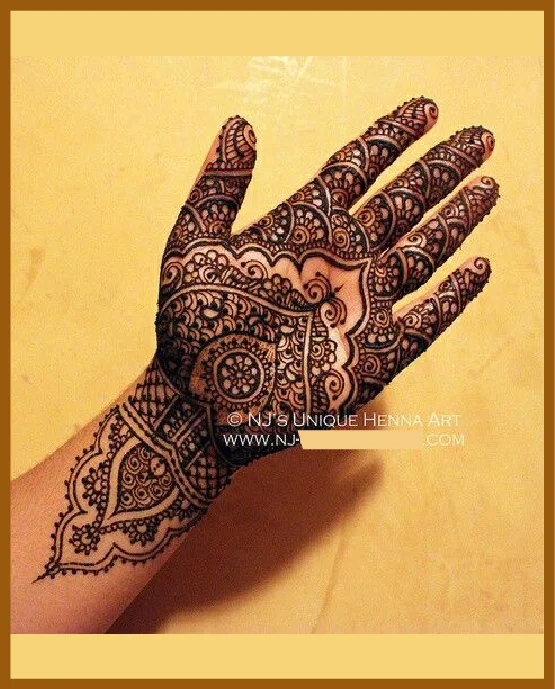 Elegant Curves In Stylish Front Hand Mehndi Design